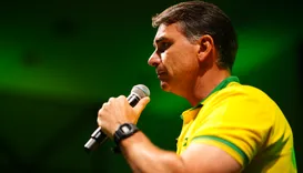 Flávio prega volta de Bolsonaro ao Planalto em novo ataque à Constituição