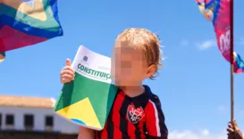 Imagem de criança segurando Constituição em ato de Lula em Salvador viraliza