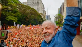 Lula confirma presença em 1° debate e desafia Flávio Bolsonaro