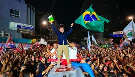 Após pesquisas, analista diz que Lula “começa a figurar com chances reais de vitória no domingo”