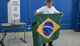 Lula vota em SP e diz que Brasil "não avança com armas e milicianos"