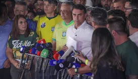 PF aciona autoridades da Argentina em meio à fuga de Flávio Bolsonaro