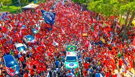 “Rei das selfies”: Lula faz primeira caminhada pós-1º turno