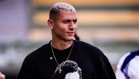 Richarlison comprova compra e acusa Flávio Bolsonaro de tomar ilha