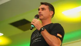 Sob pressão, Flávio Bolsonaro apela à Justiça para atacar aliada de Lula