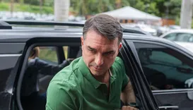 Vídeo: Carro usado em ato de Flávio Bolsonaro pega fogo