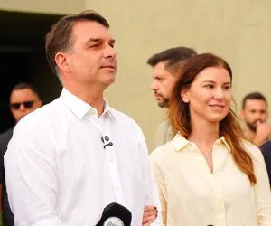 Escala 6x1: Flávio Bolsonaro muda de ideia a poucos dias da eleição imagem