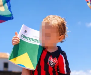 Imagem de criança segurando Constituição em ato de Lula em Salvador viraliza imagem