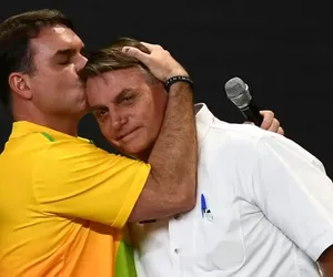 Após decisão de Moraes, Flávio Bolsonaro visitará o pai na terça-feira (13/10) imagem