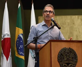 Após dura derrota nas urnas, Zema sinaliza afastamento da política
