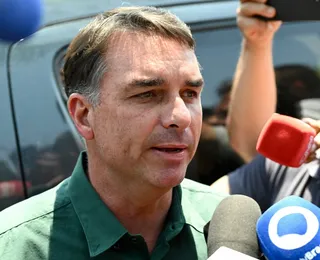 Flávio Bolsonaro teria entrado a pé na Argentina, diz imprensa local