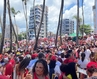 Ato em apoio a Lula reúne multidão na Barra nesta segunda-feira