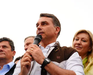 Debate na Band: Flávio confessa erro na gestão do pai durante Covid-19