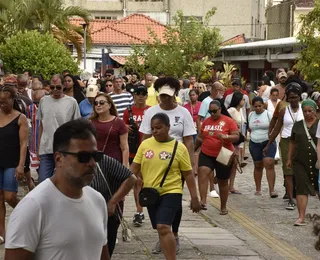 Abertura dos portões no maior colégi eleitoral da Bahia tem filas e correria