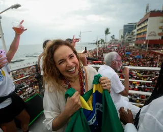 "Fascista não se cria!", Daniela Mercury puxa coro em final de ato pela democracia na Barra