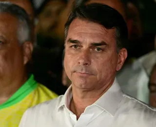 Flávio Bolsonaro se autoproclama presidente eleito do Brasil e ignora derrota