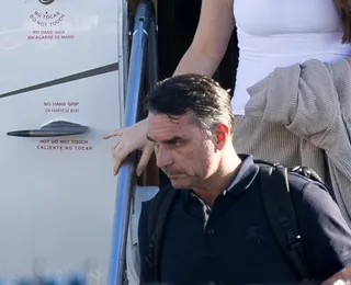 Flávio Bolsonaro vira piada após se autodeclarar presidente em carta