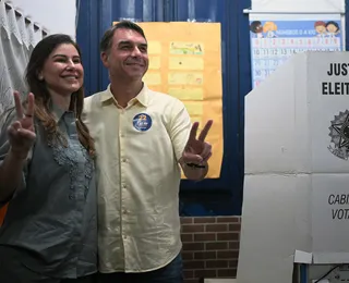 Flávio Bolsonaro vota no Rio de Janeiro e embarca para Brasília