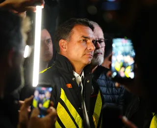 Flávio fugiu? Botou mais lenha na fogueira, agora com Trump no fogo
