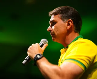 Flávio promete subir rampa com Bolsonaro e volta a atacar Constituição