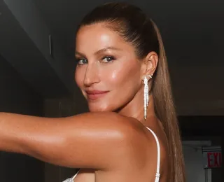 Gisele Bündchen surge com pé machucado e muletas
