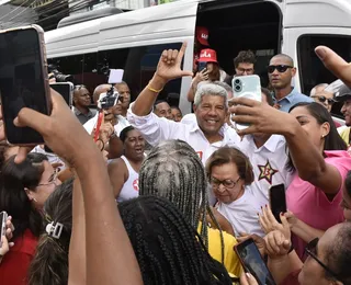 Jerônimo vota em Salvador e mostra confiança na vitória de Lula
