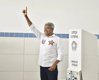 Jerônimo vota em Salvador e mostra confiança na vitória de Lula