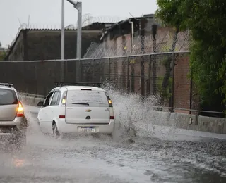Jogar água em pedestres durante chuva gera multa de R$ 130