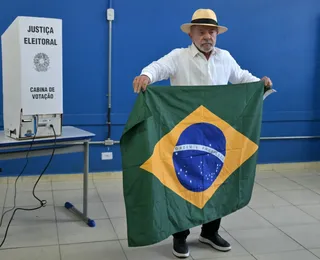 Lula vota em SP e diz que Brasil "não avança com armas e milicianos"