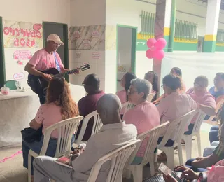 Outubro Rosa mobiliza estudantes em escola de Simões Filho