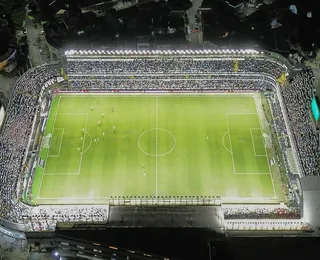 Parte da estrutura da Vila Belmiro cede sobre torcida do Bahia