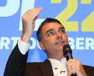 Flávio Bolsonaro acompanha julgamento de Moraes pela TV em hotel no Ceará