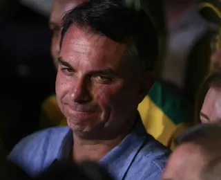 Post de Flávio Bolsonaro celebrando apreensão do passaporte de Lula volta a viralizar