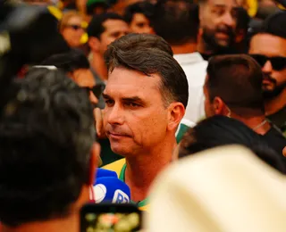 'Prostitutas' e Rolex de R$ 300 mil: mensagens expõem segredos de Flávio Bolsonaro