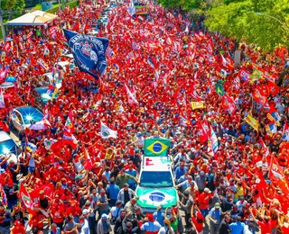 “Rei das selfies”: Lula faz primeira caminhada pós-1º turno