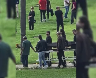 Vídeo: Renner leva caixão de Rick durante enterro em Sorocaba