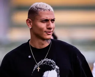 Richarlison comprova compra e acusa Flávio Bolsonaro de tomar ilha