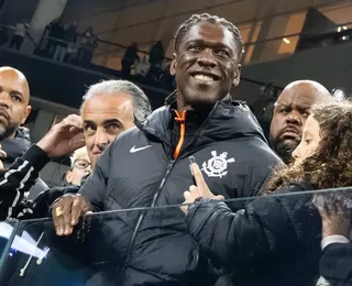 Seedorf fica na torcida e canta música do Corinthians contra o Vitória
