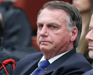 Santinhos com a imagem de Jair Bolsonaro são proibidos pelo TSE