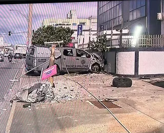 Viatura da PM bate em poste na Av. Manoel Dias e interdita via em Salvador