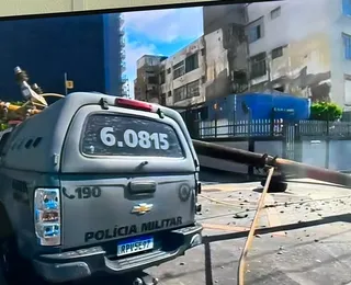 Viatura da PM bate em poste na Av. Manoel Dias e interdita via