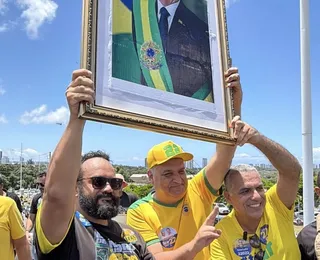 Vice de Flávio Bolsonaro participa de carreata na reta final da campanha em Salvador