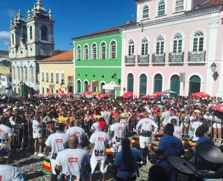 VÍDEO: Olodum se une à manifestação política de apoio a Lula com faixa gigante durante show