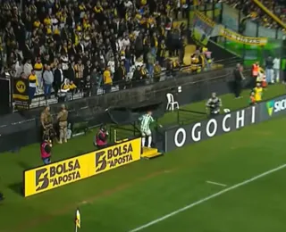 Zagueiro passa mal, vai ao banheiro durante jogo e depois faz gol decisivo