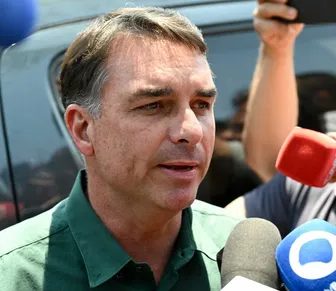 Após quatro horas de ausência, Flávio vota PEC da 6x1 à distância