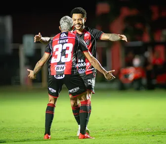 Com show de Matheuzinho e Erick, Vitória goleia a Chapecoense
