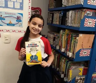 Criança lê quase 90 livros no ano e escola bate recorde histórico