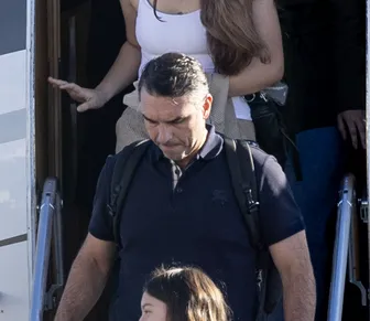 Flávio aposta em Trump, mas pode acabar isolado e visto como “fujão”, avalia especialista