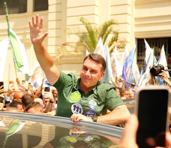 Após polêmica, Flávio Bolsonaro explica fala sobre “Brasil de Jesus”