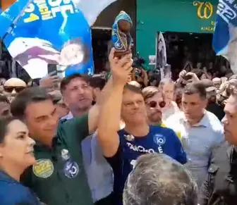 Flávio Bolsonaro se arrepende e exibe imagem de Nossa Senhora após polêmica